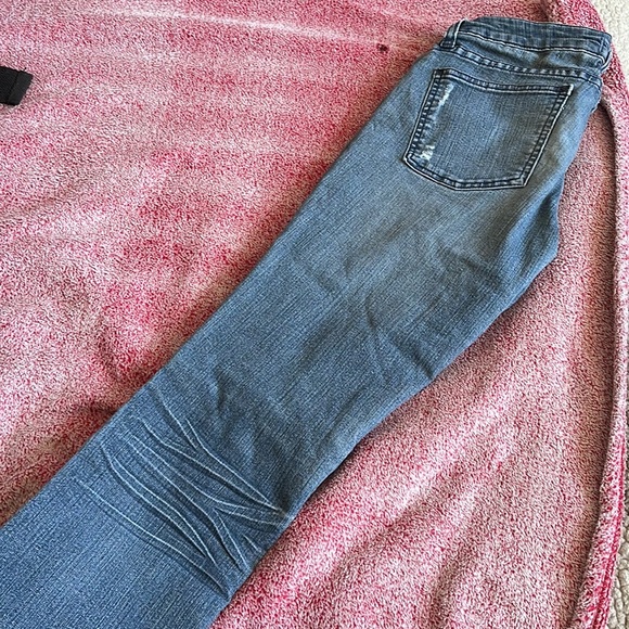 Women's Volcom ripped style jeans. - Picture 4 of 6